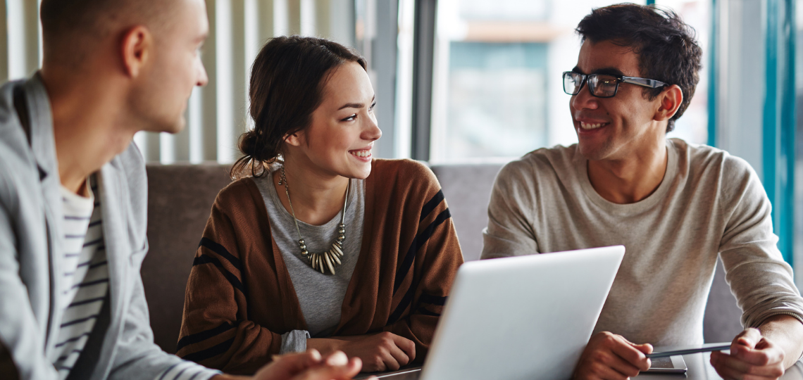 Equipe conversando sobre a comunicação interna no retorno ao presencial