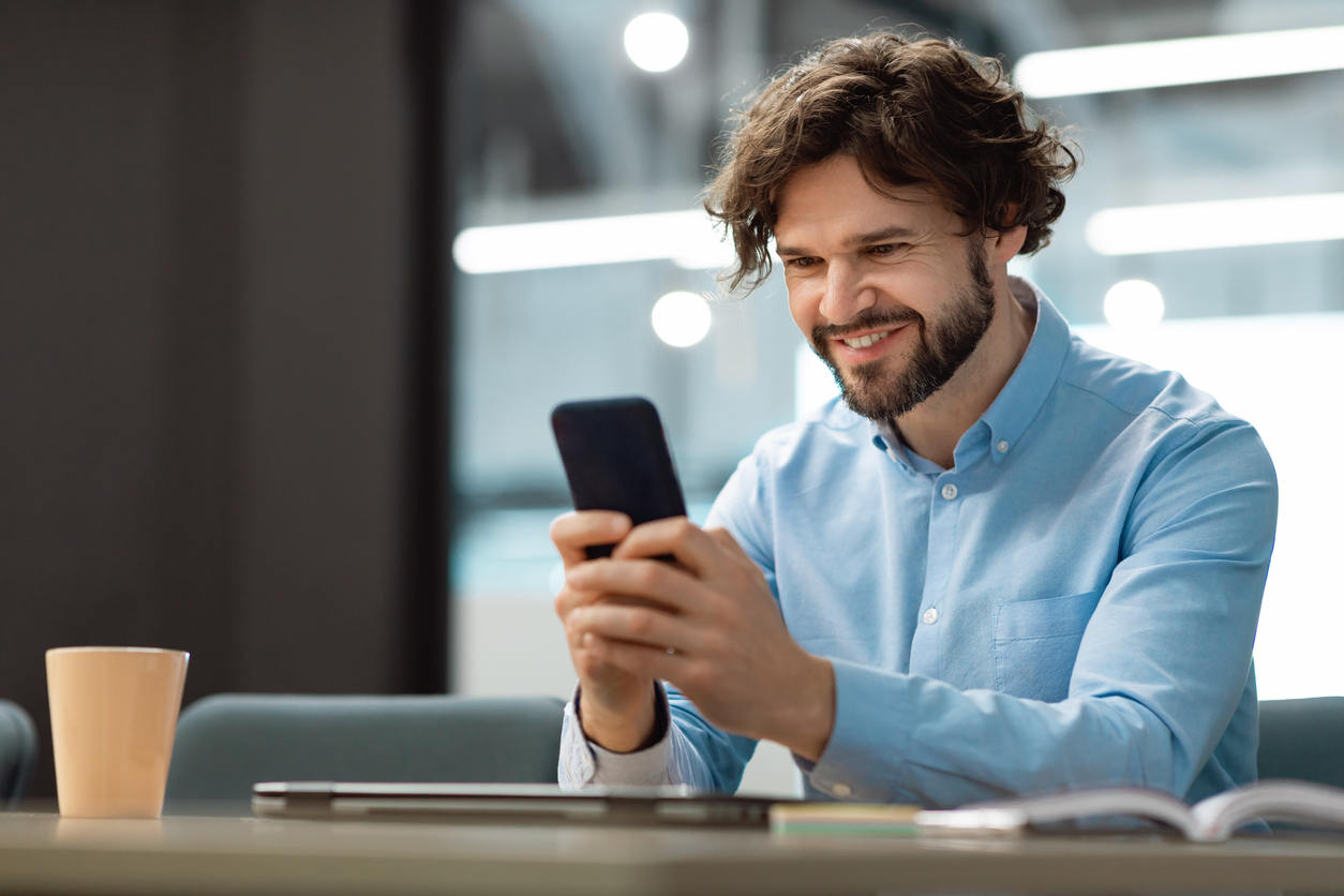 Homem realizando comunicação interna no ambiente corporativo