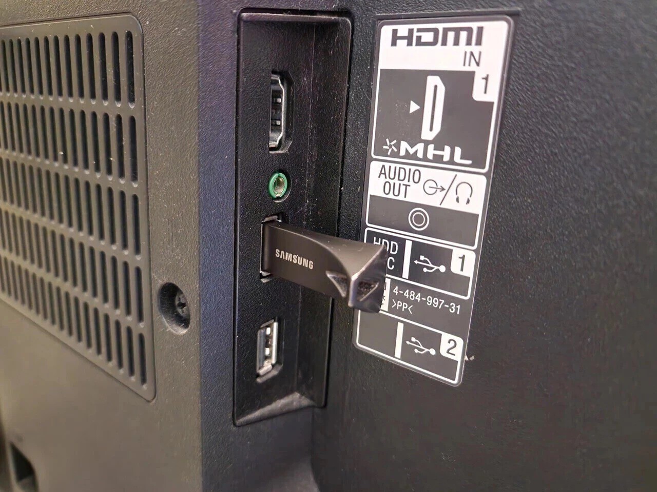 TVs de mídia indoor gerenciada versus pen drive